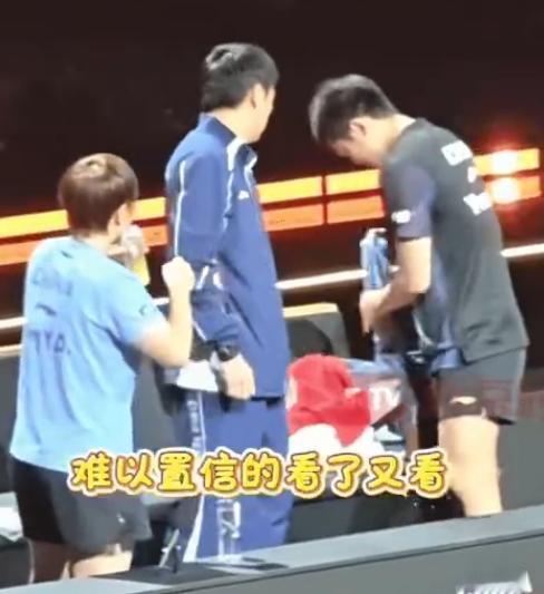 笑死我了！袁励岑当着大迪的面换衣服。大迪：你完全把我当哥们了！连教练吴昊都笑了