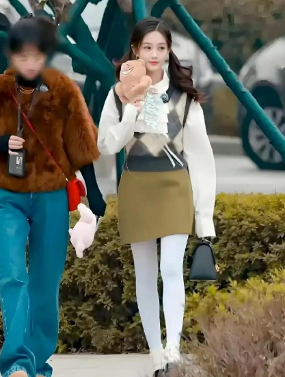 李一桐现实和电视上完全不一样