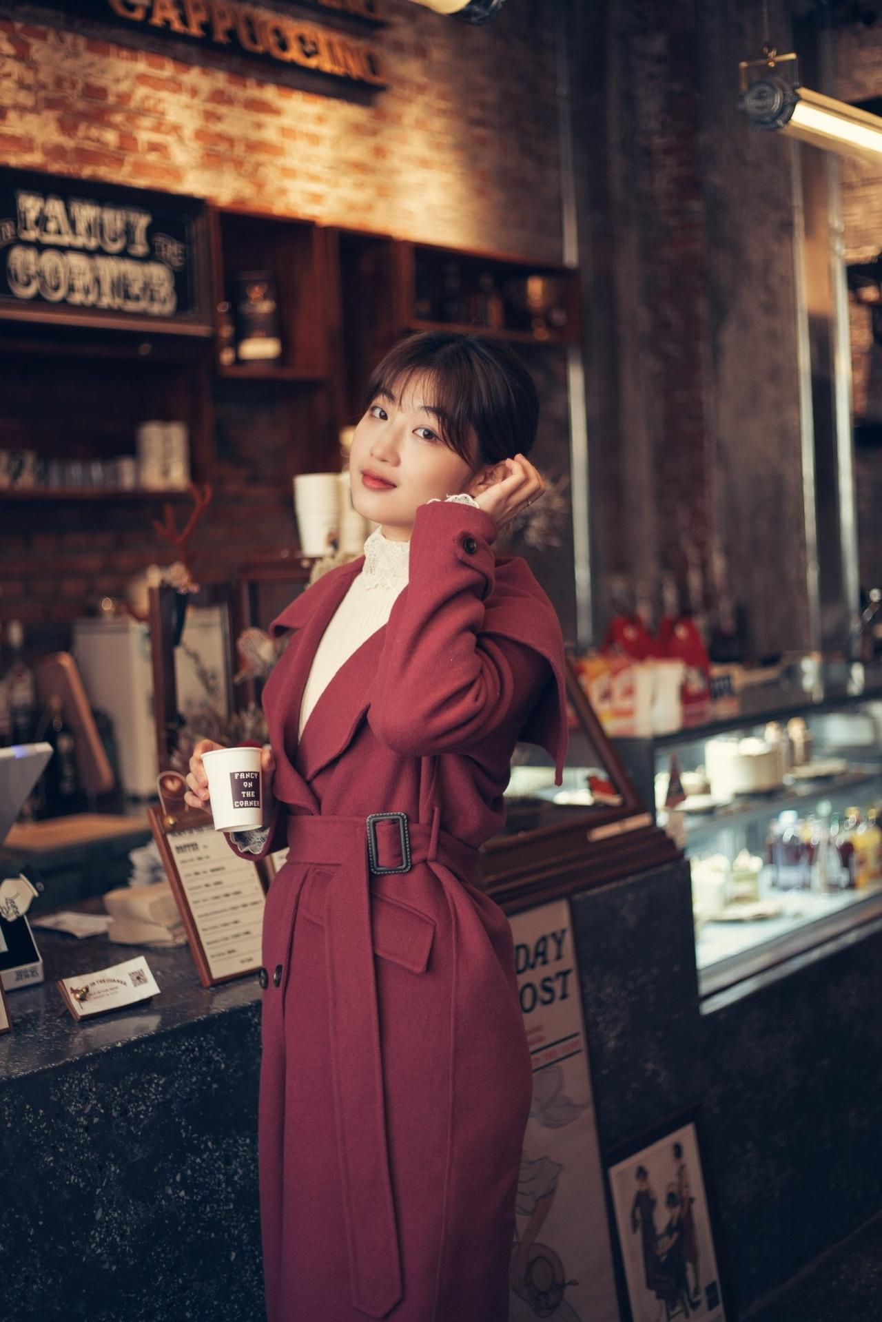 咖啡厅氛围感人像摄影，拍出故事感走进咖啡厅的那一刻，其实你已经站在一个天然摄影