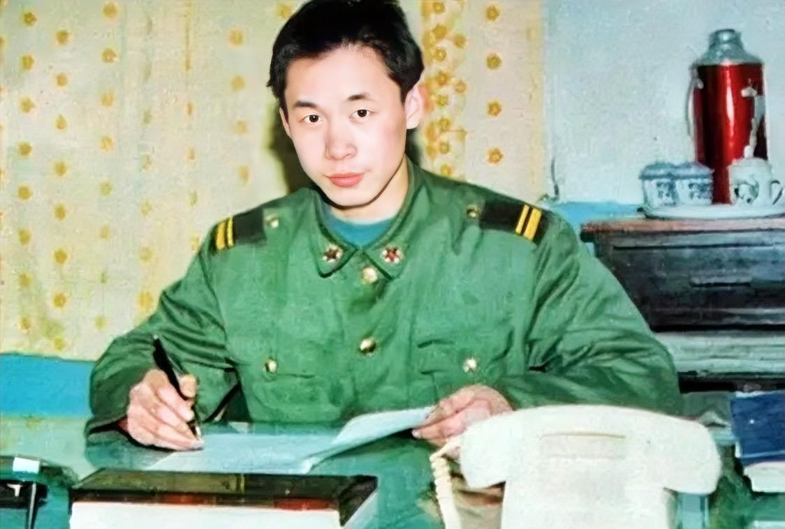 1995年，19岁的解放军梁强回家探亲，途中发现大巴车司机违规加油，上前阻止反被