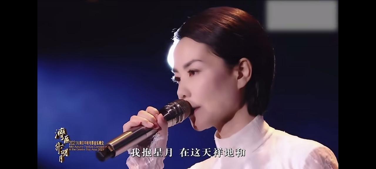 王菲曾经一直走在时尚前沿。你们发现了吗？现在的女明星已经不做美甲了。普通女孩