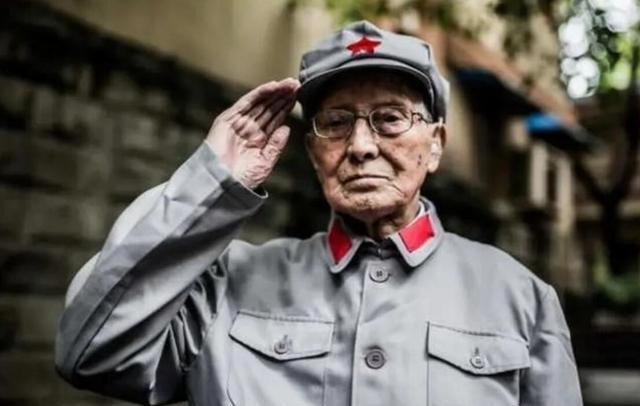 1971年,一个蓬头垢面,穿着破烂烂的老乞丐,走到济南军区大院岗哨前问道:“哨兵