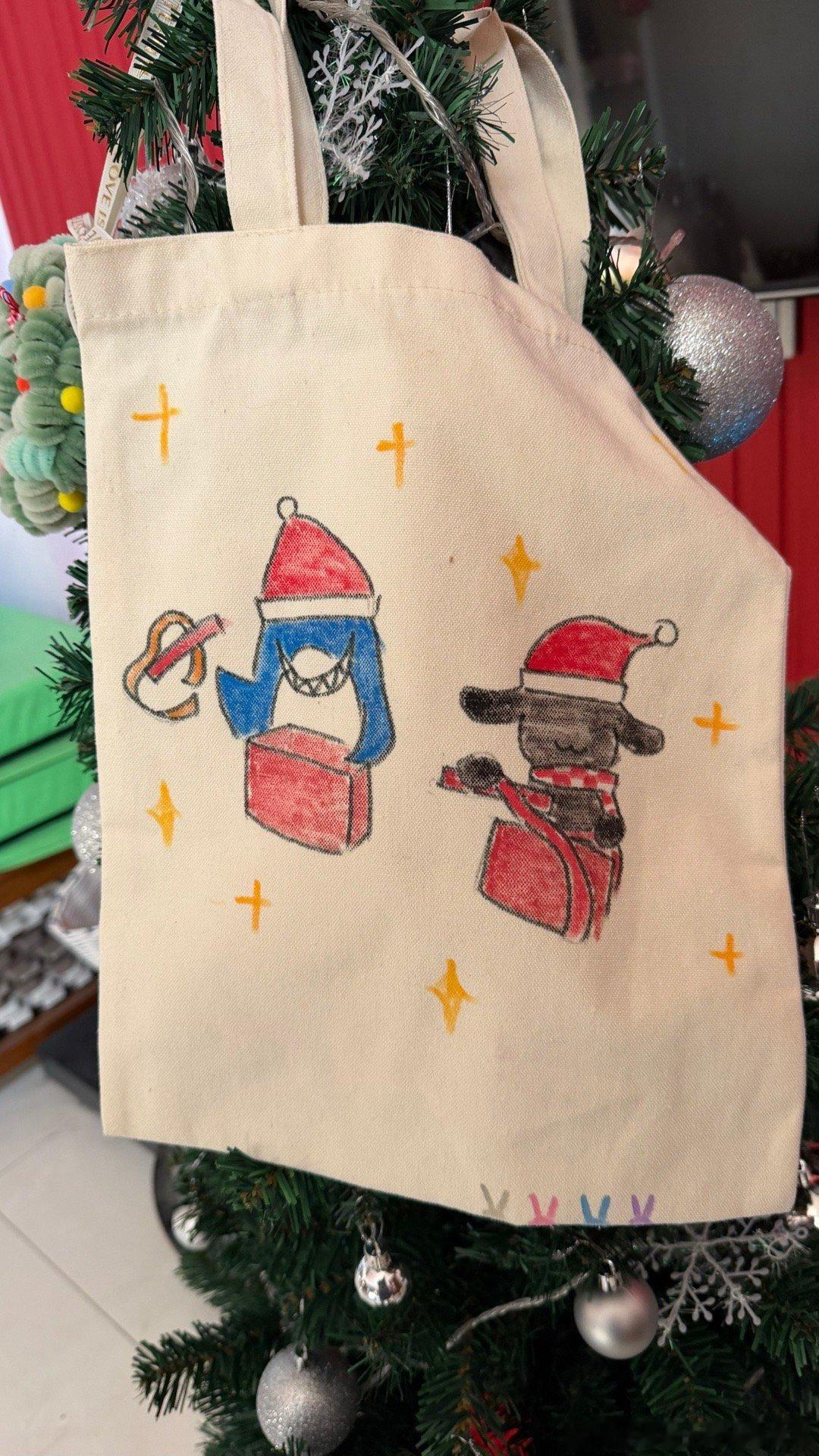 QQ手绘送给妈咪的圣诞礼物。图二特别画上了小满和小鹿我和某人的日常