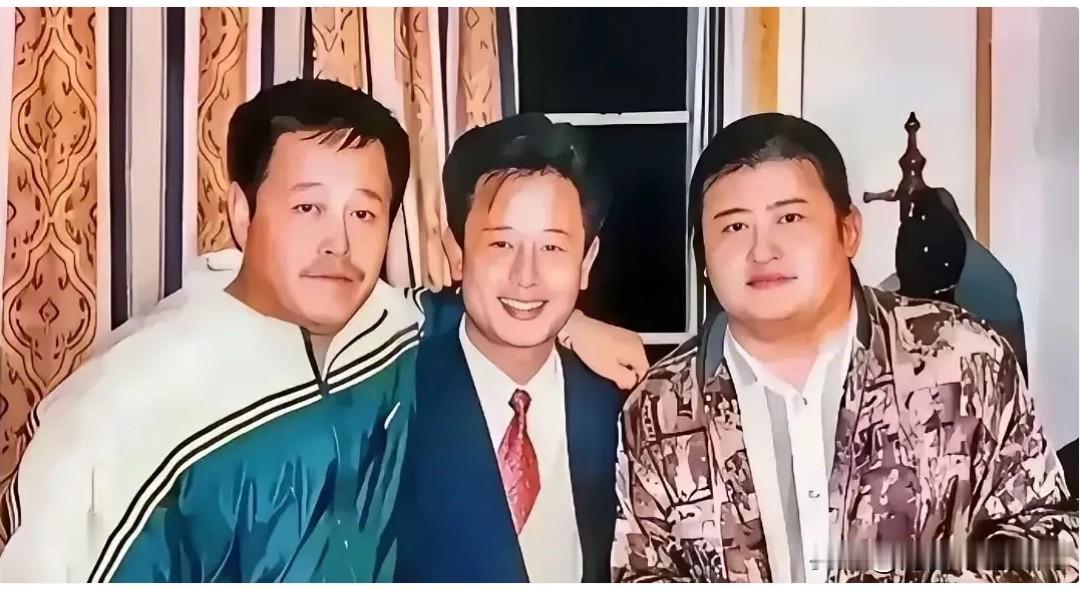这张珍贵老照片，定格了30年前三位名人的相聚瞬间。左边是小品大师赵本山，右边是乐