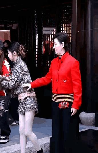 手刚伸过去，闺女一个转身，热搜爆了。徐朵避开徐帆那一下，被截成3秒动图，全