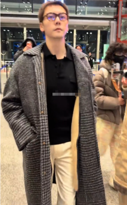 米兰时装周之行的出发look，陈伟霆寸头造型帅得让人移不开眼，可惜大衣的穿法有点