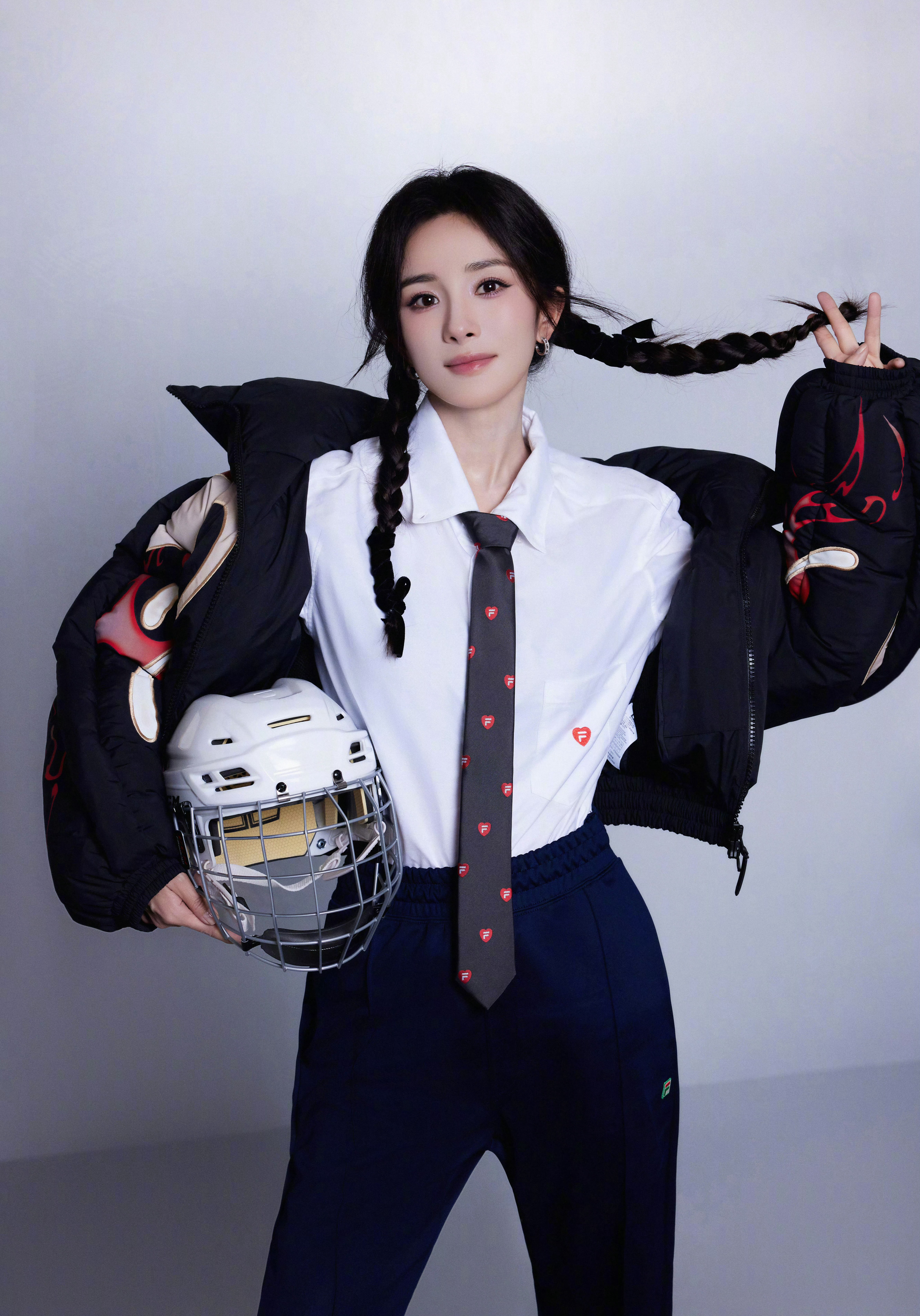 杨幂ym杨幂宁绣绣闹钟惊起白鸽般的云朵，梦的褶皱被阳光熨平，时间已用