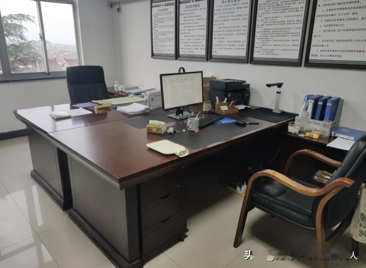 老周在公司管了二十年后勤，临近退休却成了“刺头”——新后勤主管推行电子审批，他偏