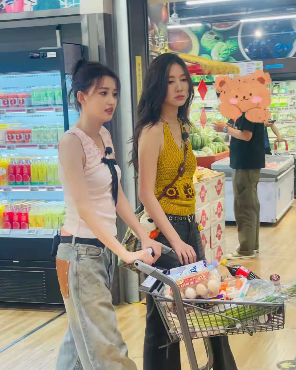 商场里面偶遇明星，她们气质都很好啊