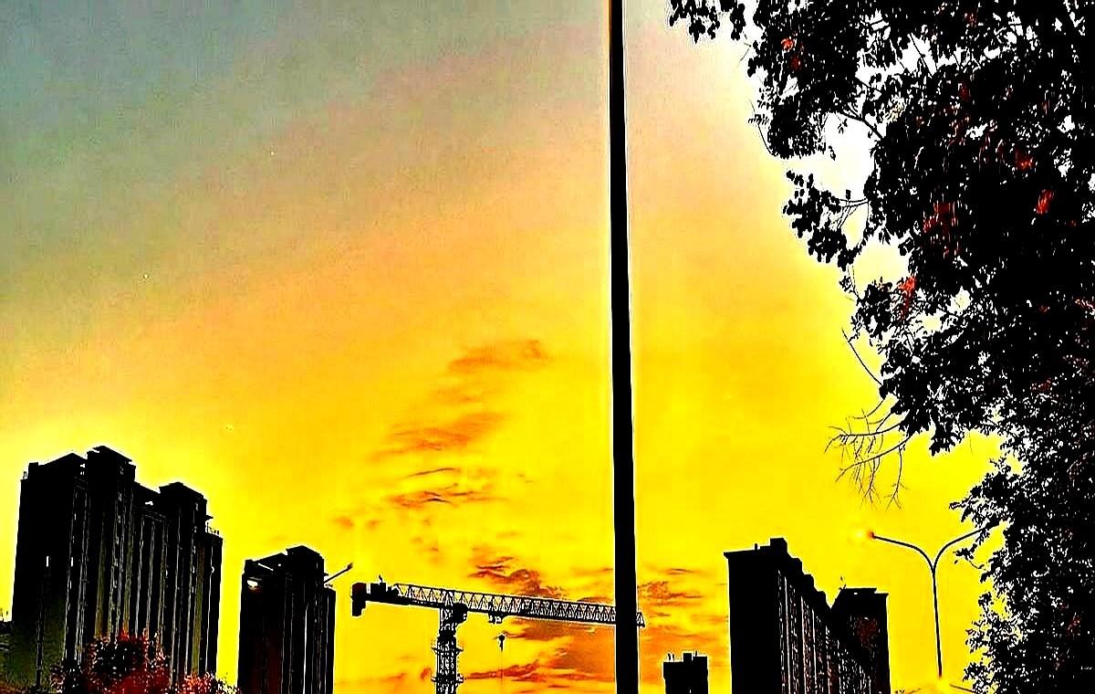 “跑个步等于找罪受？”昨晚，小区群里还有人这么说。可就在他吐槽的十分钟前，楼