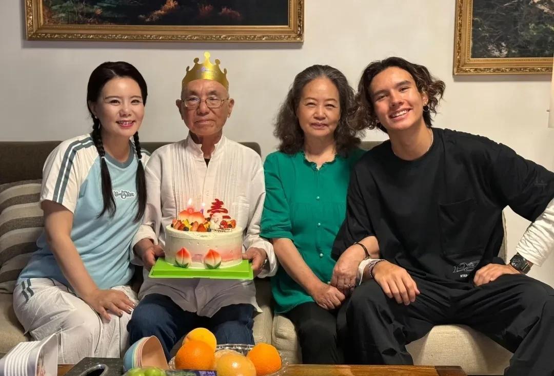 龚琳娜的小儿子长得太帅了，长的像年轻时候的陈坤，星味十足。龚琳娜爸爸过84岁的