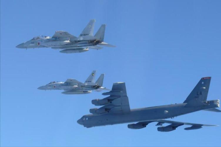 四国轰炸机现踪日本海上空中国和俄罗斯战略轰炸机星期二（9日）在东海和西太平洋