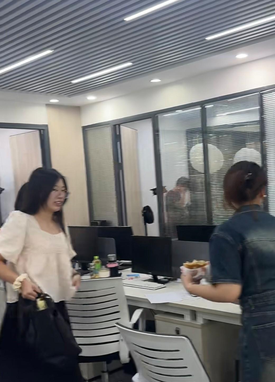 公司一入职还没有两周的新员工要请婚假，但是他是入职前领的证，公司以“结婚登记日期