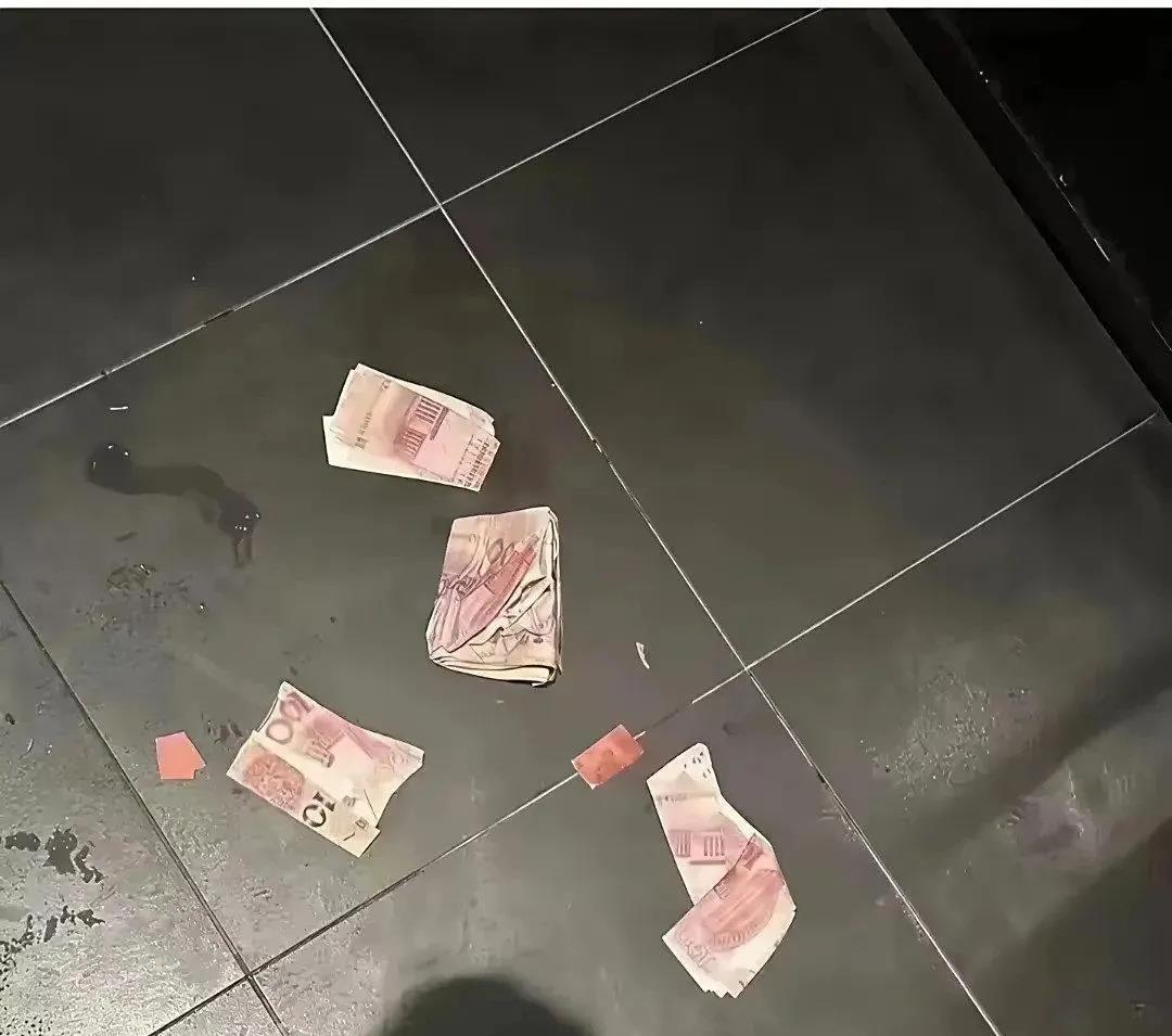 我去，ktv厕所里看到的，怎么折成这样