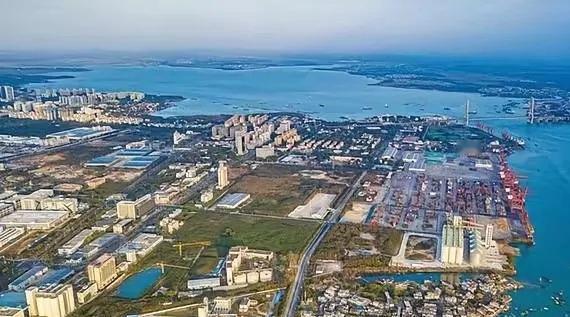 新加坡近几日跟美日打得火热，这就不是什么主义之争，全是生意盘算。看懂了海南即