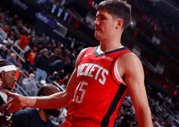 NBA常规赛：火箭加时122-128不敌76人。据统计，火箭本赛季加时赛战绩为