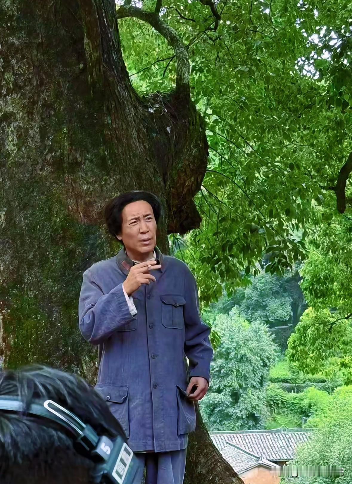 于和伟新剧《伟大的长征》最新路透来了！脸型和身高不对，但整体来说还是很像的，演