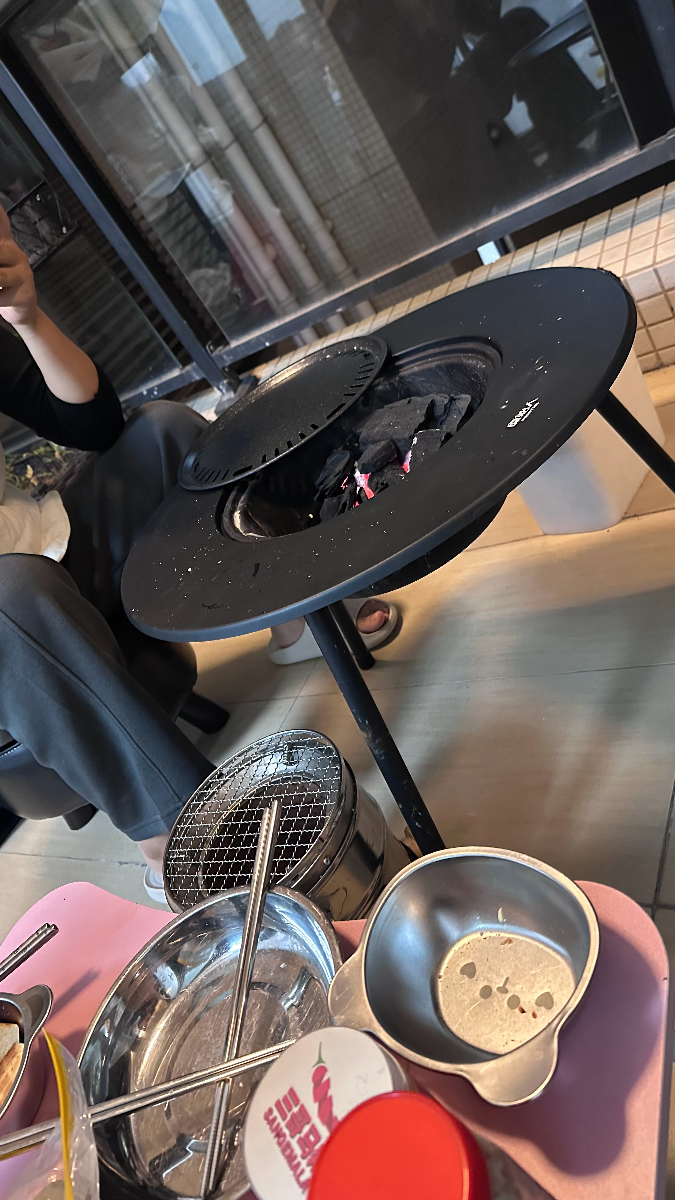 家人：今天天气好冷，想吃火锅我：中午不是才吃吗？家人：那烧烤？我：这么冷你愿意下