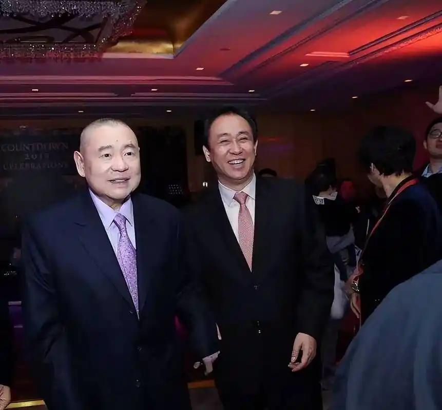 向太陈岚曾在直播中聊到过许家印，她说那个人太疯狂了，迟早是要完！大概在0几年那会
