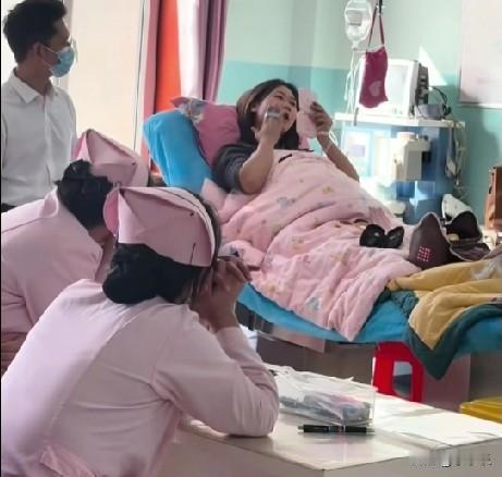 12月3日，山西吕梁一孕妇打完无痛后躺在床上，拿出随身携带的化妆品，赶紧化个妆，