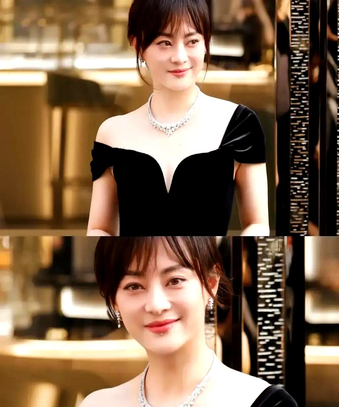 孙俪在上海社区陪小孩读书的照片被疯转。我盯着照片看，她没画眼线，头发随便