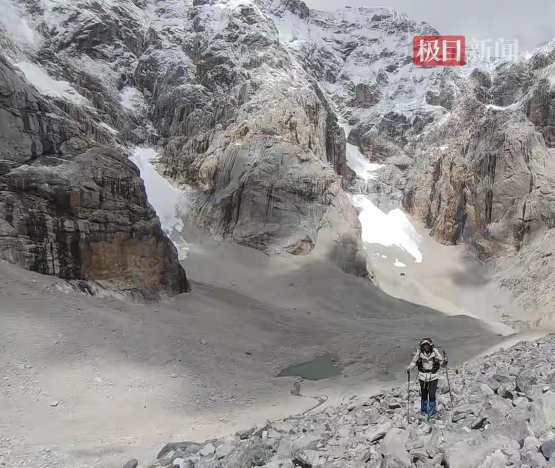 2022年7月，广东女子纵贯在新疆乌孙古道徒步时，手机掉进乱石堆，找了一两小时无