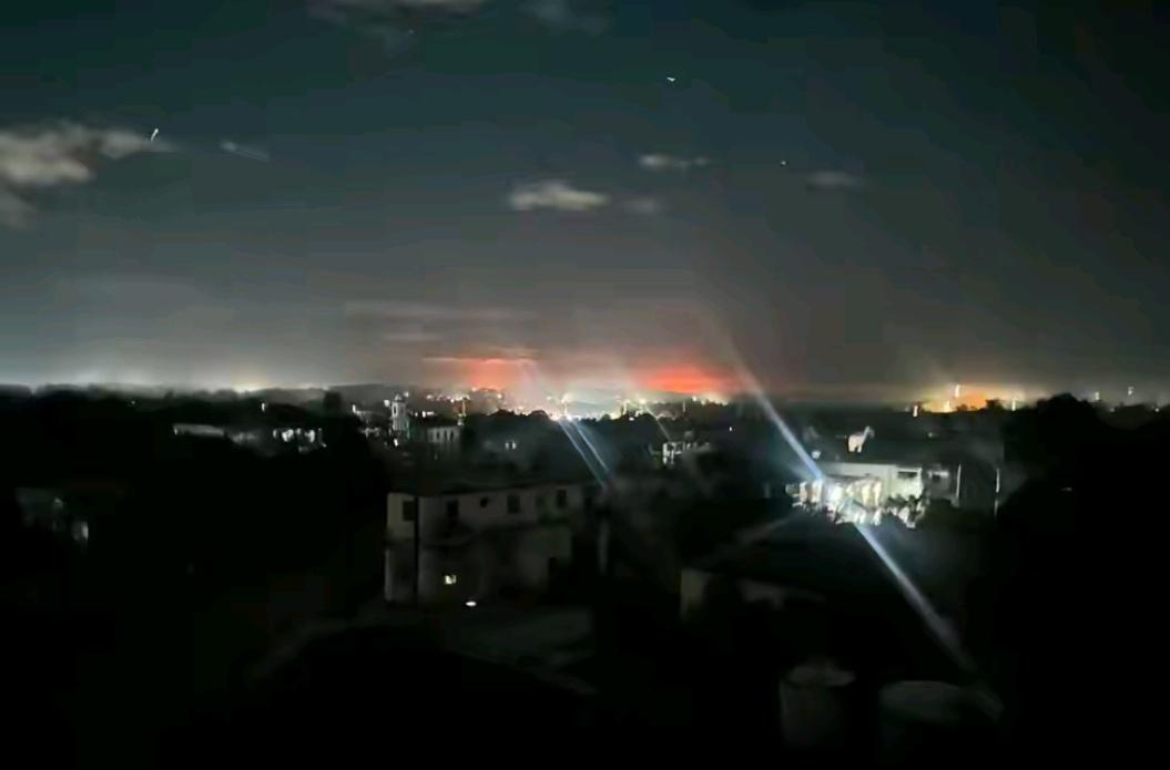 据媒体消息，3月22日凌晨，古巴首都哈瓦那传来多起爆炸声，爆炸引起的火光，在漆黑