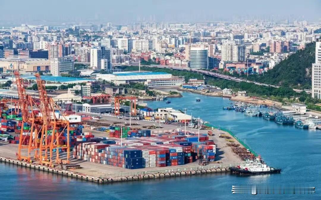 果不其然。这两天在三亚，几位刚逛完免税店的朋友跟我吐槽，说现在提货规矩变了，得