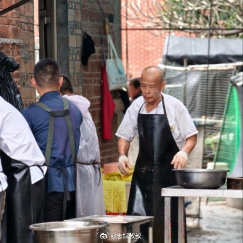 莫氏鸡煲老板儿子发声这届网友主打一个叛逆和闲的。其实顺德美味的何止莫式鸡煲一家。
