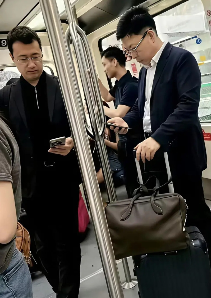 华为有余承东，就像军中有武将，带领终端团队所向披靡，战无不胜。余承东从没有打