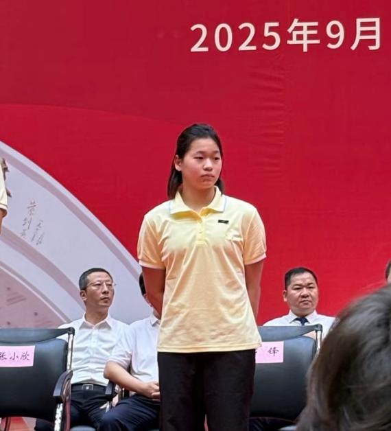 真的是女大十八变，全红婵参加暨南大学开学典礼，整个人气质都变了之前看全红婵，