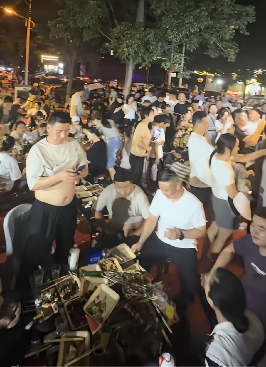 张杰，一个42岁摆烧烤摊的小生意人，恐怕自己都不会想到，一夜之间，自己会成为一个