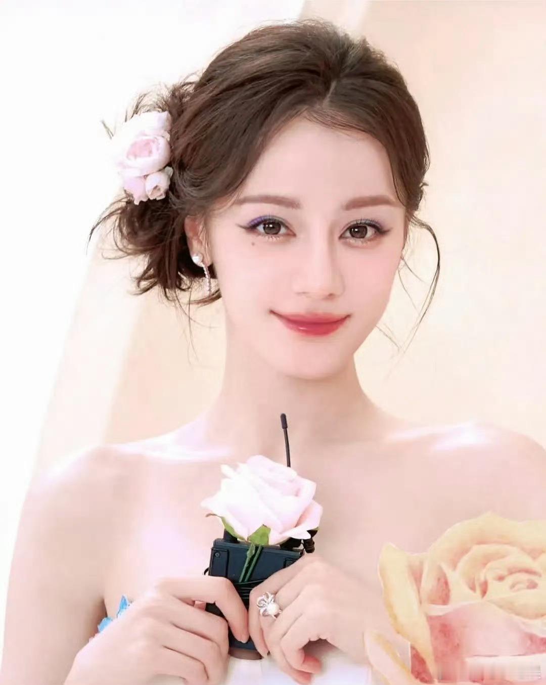 古力娜扎和迪丽热巴的妆造简直可以说一模一样了，这到底是谁在模仿谁