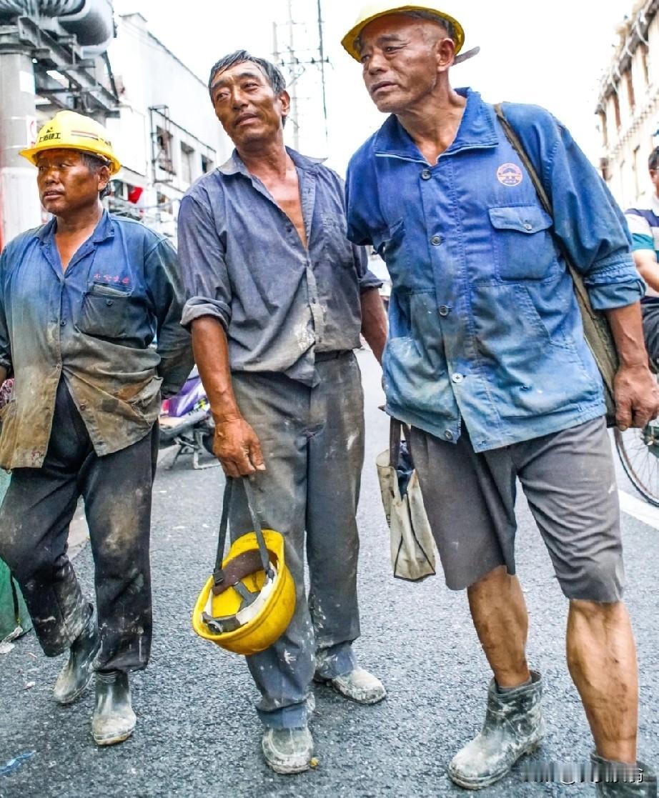 最近回老家了一趟，见到了自己的小学同学。他今年59岁了，以前一直在工地上干活，今