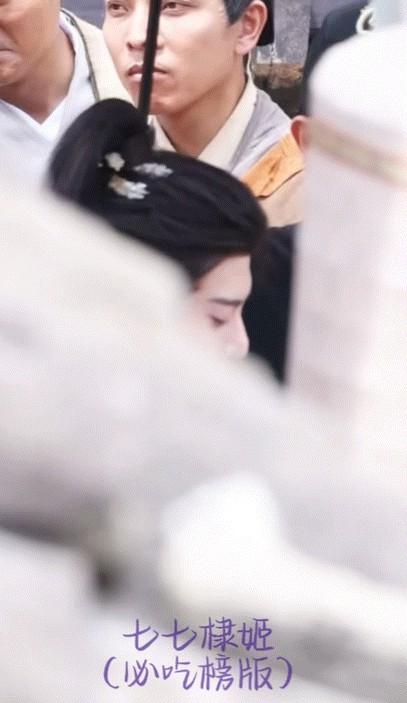哈哈哈哈哈哈宝宝好聪明还知道顺着风向（cr📕77棣姬）后面撑伞的大哥也被动防晒