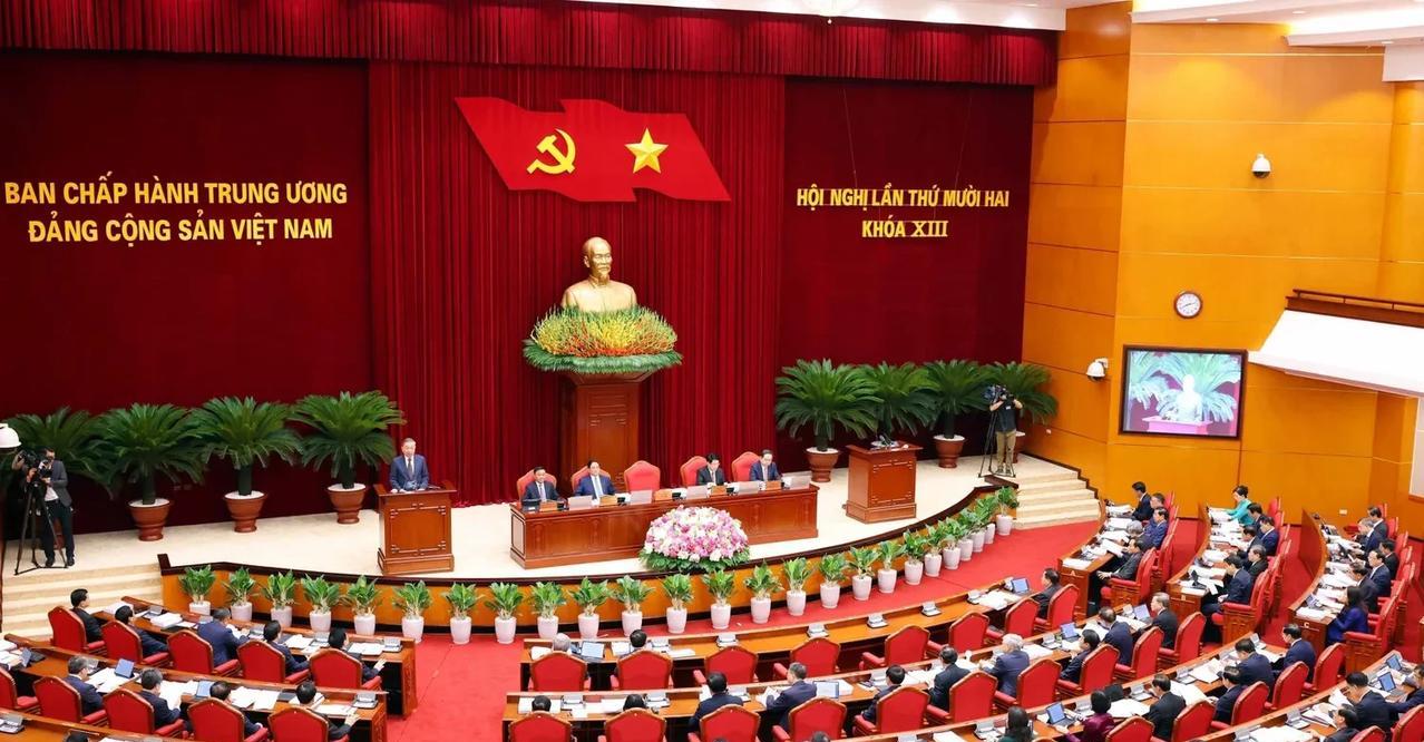 越共领导层18日开会，台上坐着5个人，不是通常说的“四驾马车”，这五个人分别是一