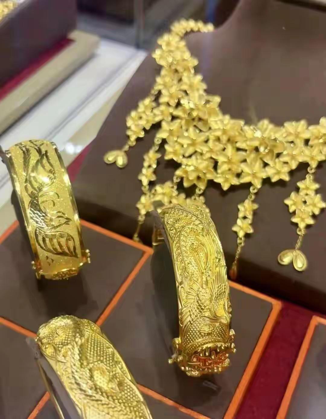 抢金队刚散，金价就“跳水”，这波操作把人整懵了10月21日上午，广州太古汇