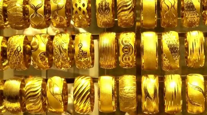 刚刷到金价下跌这事，真是一声长叹，一位在银行干了快十年的朋友说道：“原料价跌是跌