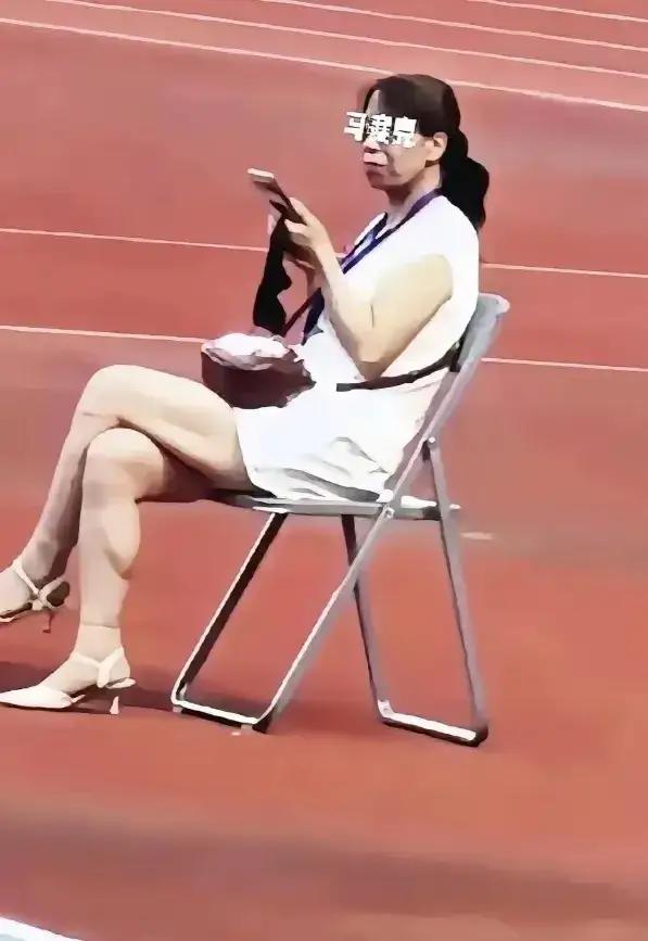 不用为她狡辩！甘肃平凉陇超联赛奏国歌事件的当事女子，身份已经彻底查清。她不是什么