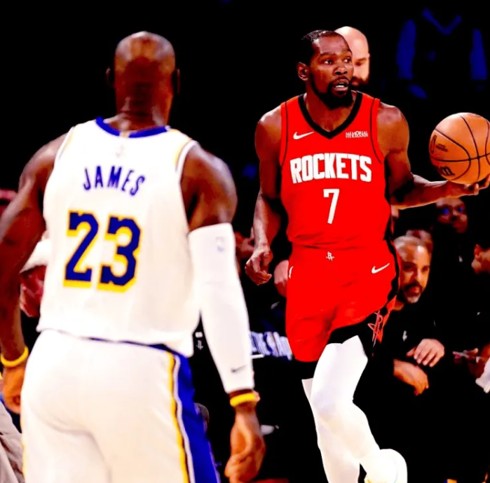 NBA常规赛圣诞大战火箭119-96战胜湖人。杜兰特赛后接受采访称赞詹姆斯：“