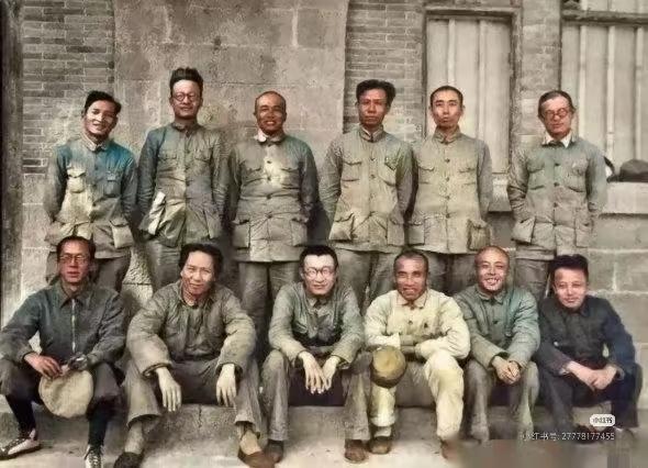 1938年延安，中共六届六中全会主席团成员留下的珍贵合影。图中我只能认出毛主席，