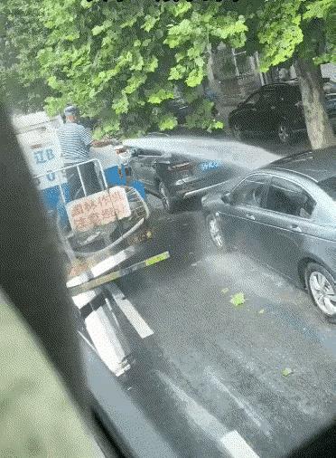 洒水车这位大哥肯定是乐天派[赞]