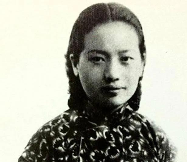 1936年，郁达夫离家到福建工作。妻子王映霞在家中给丧妻单身的许绍棣写信，许绍棣