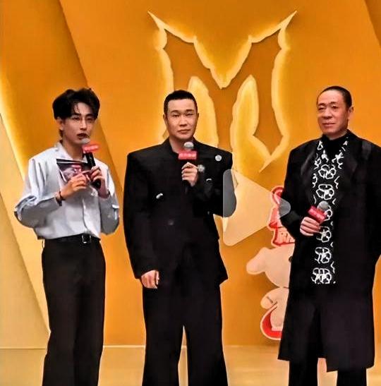 导播放错VCR，齐思钧抬手打断直播。他脸上没慌，嘴没停，沈梦辰接过话：“我们