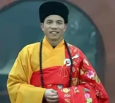 释永信刚被抓，少林寺马上换了个新方丈，法号叫释印乐。这位新方丈看起来面黄肌瘦，一