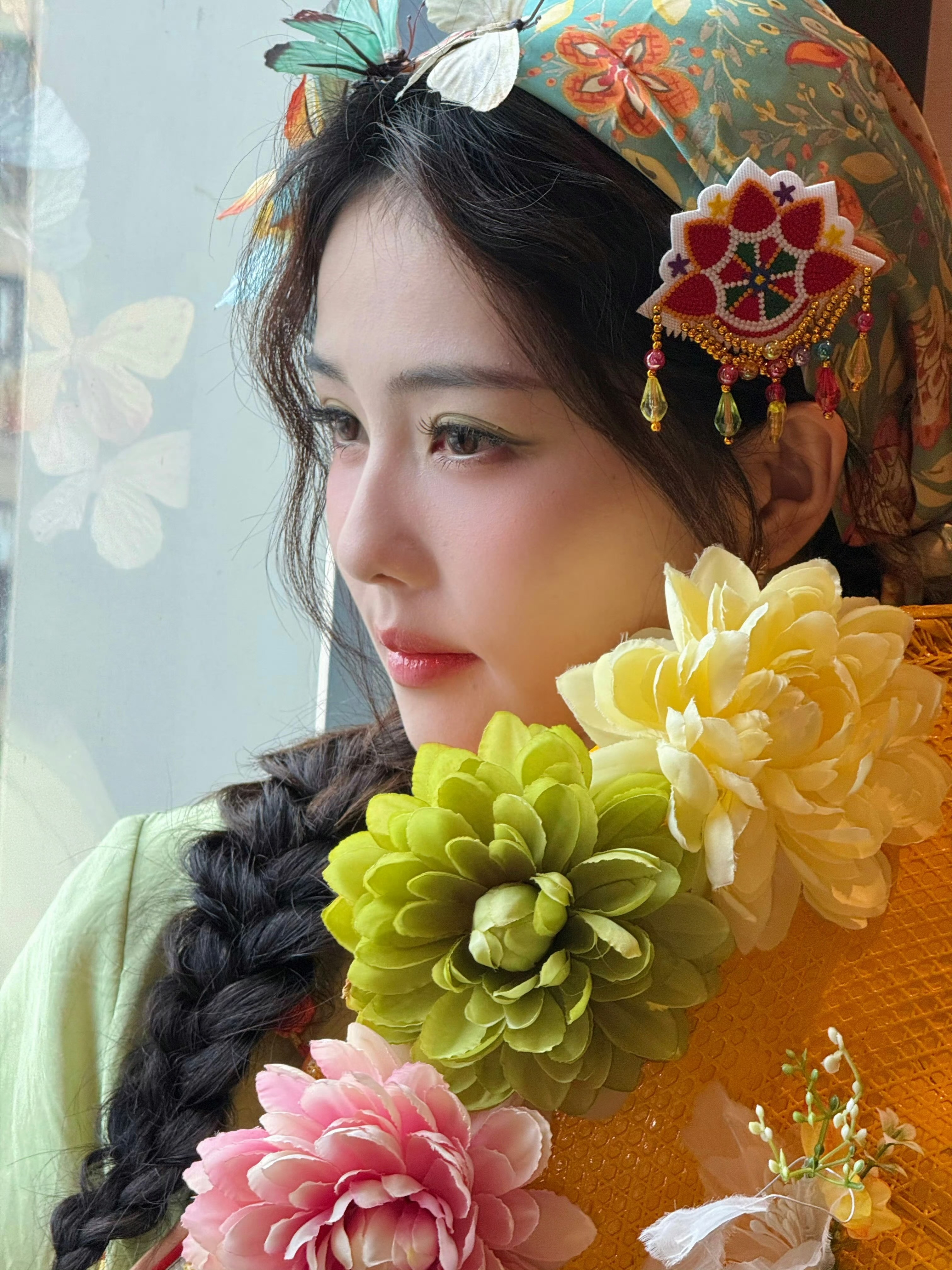 白鹿孟子义沈羽洁苗苗簪花造型《奔跑吧》泉州路透，白鹿、孟子义、沈羽洁、苗苗上班