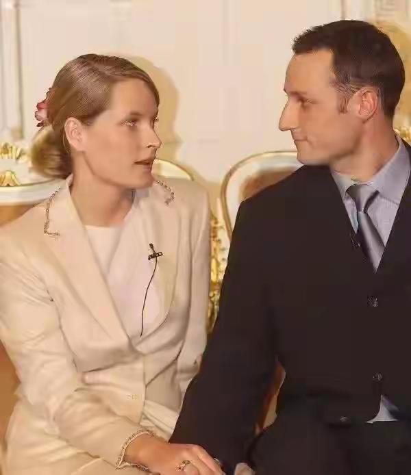 劣迹斑斑的梅特，为何能带娃嫁给王子，成为挪威的王妃？没有学历、颜值也没有多出彩