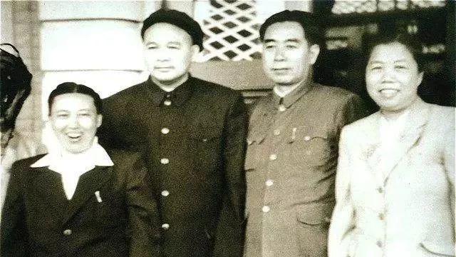 1951年5月，周恩来、邓颖超专程到大连看望长期养病的开国大将徐海东及其夫人周东