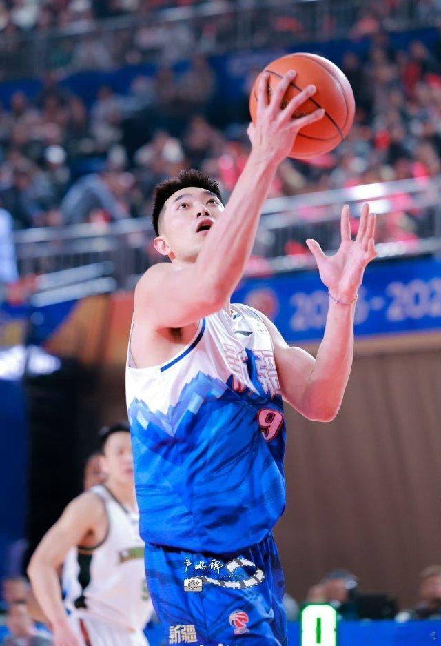 在上一场比赛中，吴冠希在与对手的一次对抗后感到不适，经赛后检查确认为胸骨软组织挫