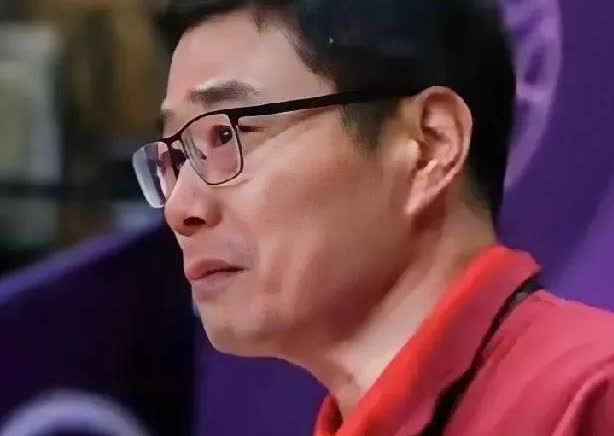 中国篮协主席郭振明泪洒亚洲杯比赛现场。中国男篮男篮本届亚洲杯，一路过关斩将，